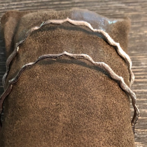 Sophia & Chloe Silver Kiss Bangles - Set of 2 - Picture 2 of 5